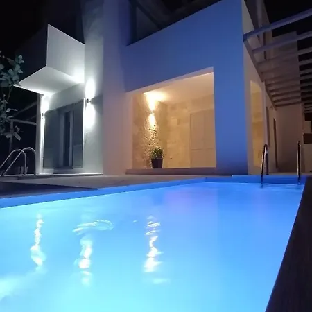 White * Parikia (Paros)