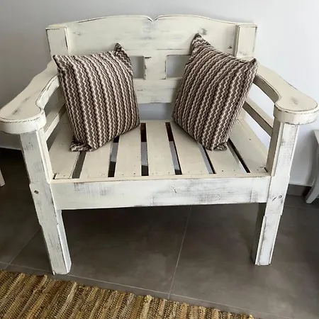 White * Parikia (Paros)